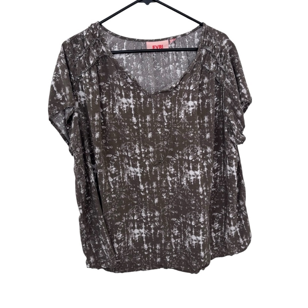 3/$15 Evri dark green white Patterned Short Sleeve V-Neck blouse 1X